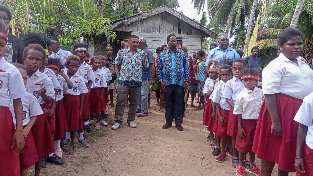Plt Kepala Dinas Pendidikan, Willem Naa, di tengah anak-anak SD Negeri Kokonao. (IDN Times/Endy Langobelen)