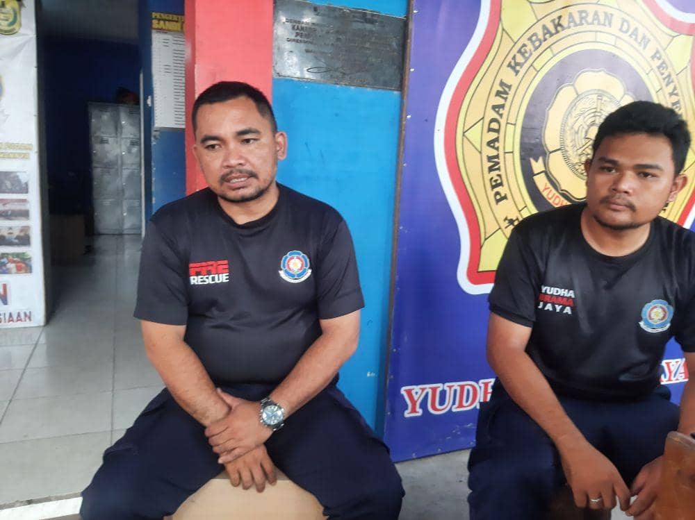 Ridho dan rekan kerjanya stanby di markas Damkar dan Penyelamatan Kota Banjarmasin.