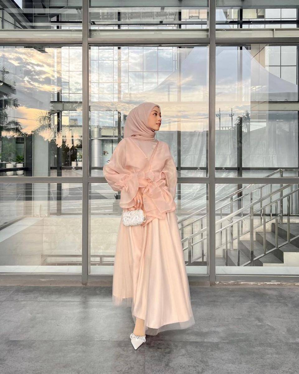 OOTD kondangan pakai rok ala selebgram Meirani Amalia Putri (instagram.com/meiraniap)