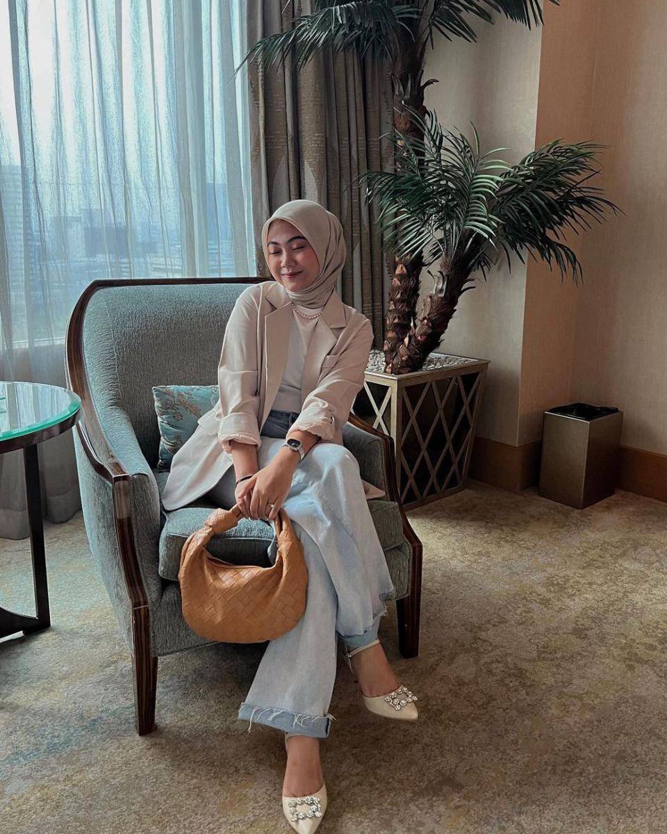 inspirasi gaya formal ala Sherly Rumamby (instagram.com/sherlyrumamby)