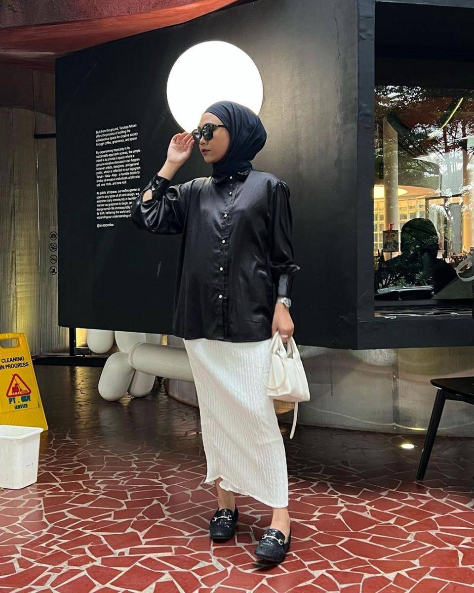 inspirasi gaya formal ala Sherly Rumamby (instagram.com/sherlyrumamby)