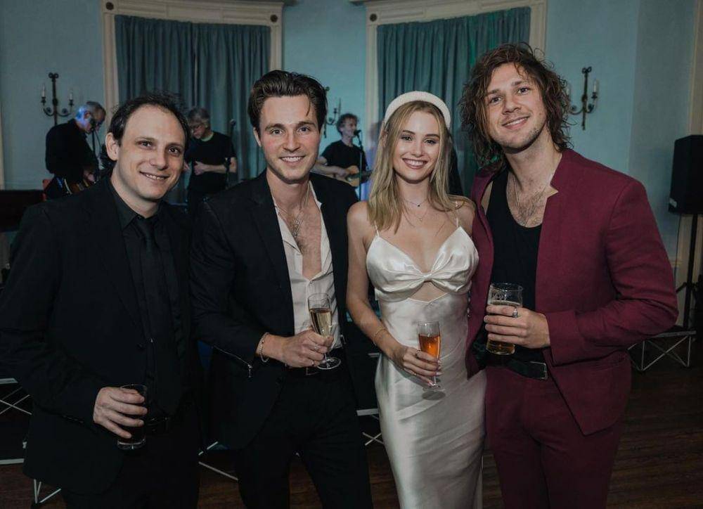 Jed Elliott dan Virginia Gardner saat di pesta perayaan pertunangan mereka bersama sahabat dekat (instagram.com/jedstruts)