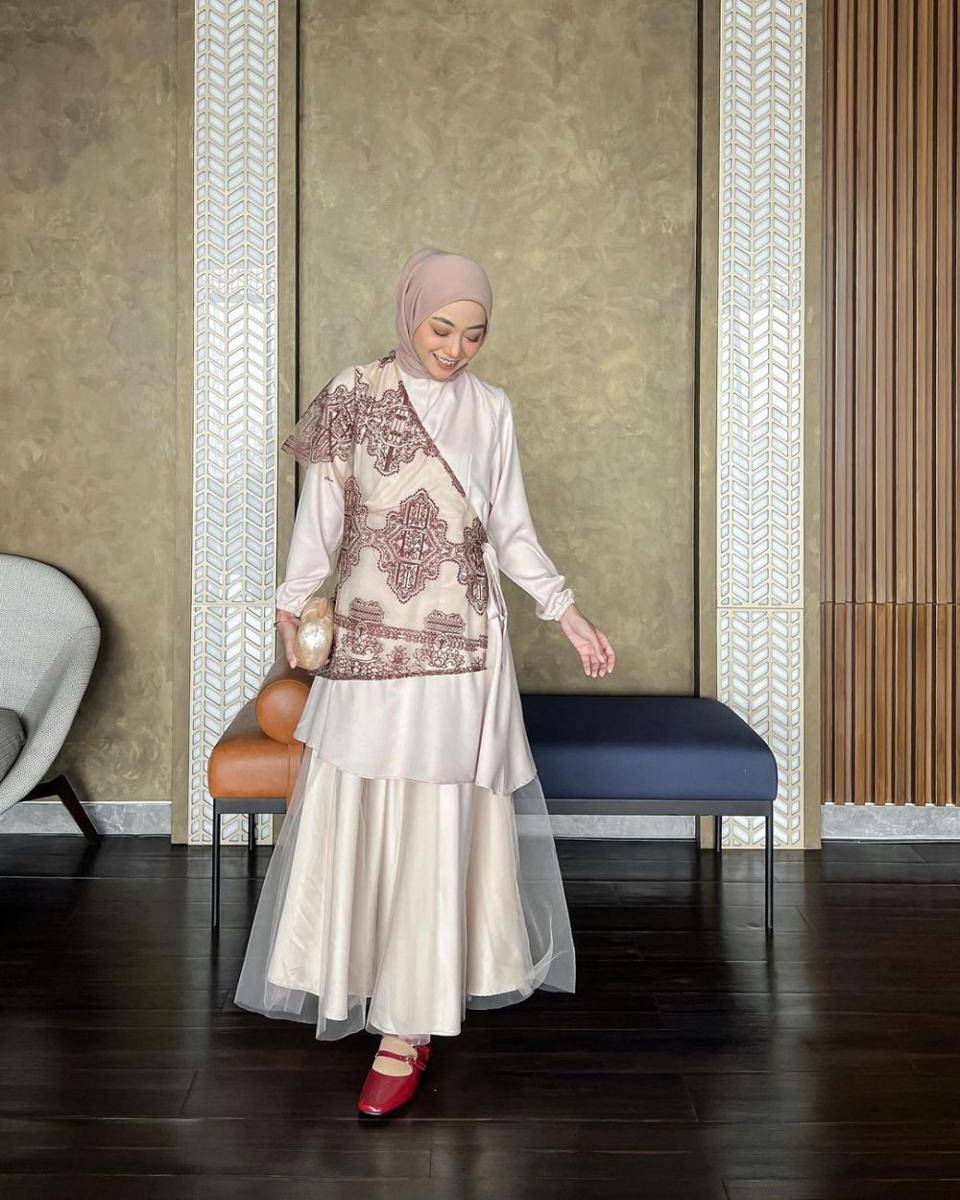OOTD kondangan pakai rok ala selebgram Meirani Amalia Putri (instagram.com/meiraniap)