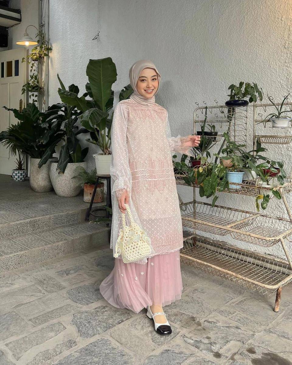 OOTD kondangan pakai rok ala selebgram Meirani Amalia Putri (instagram.com/meiraniap)