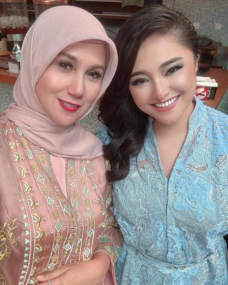 potret Marshanda di pernikahan ibunya (instagram.com/marinizumarnisreal)