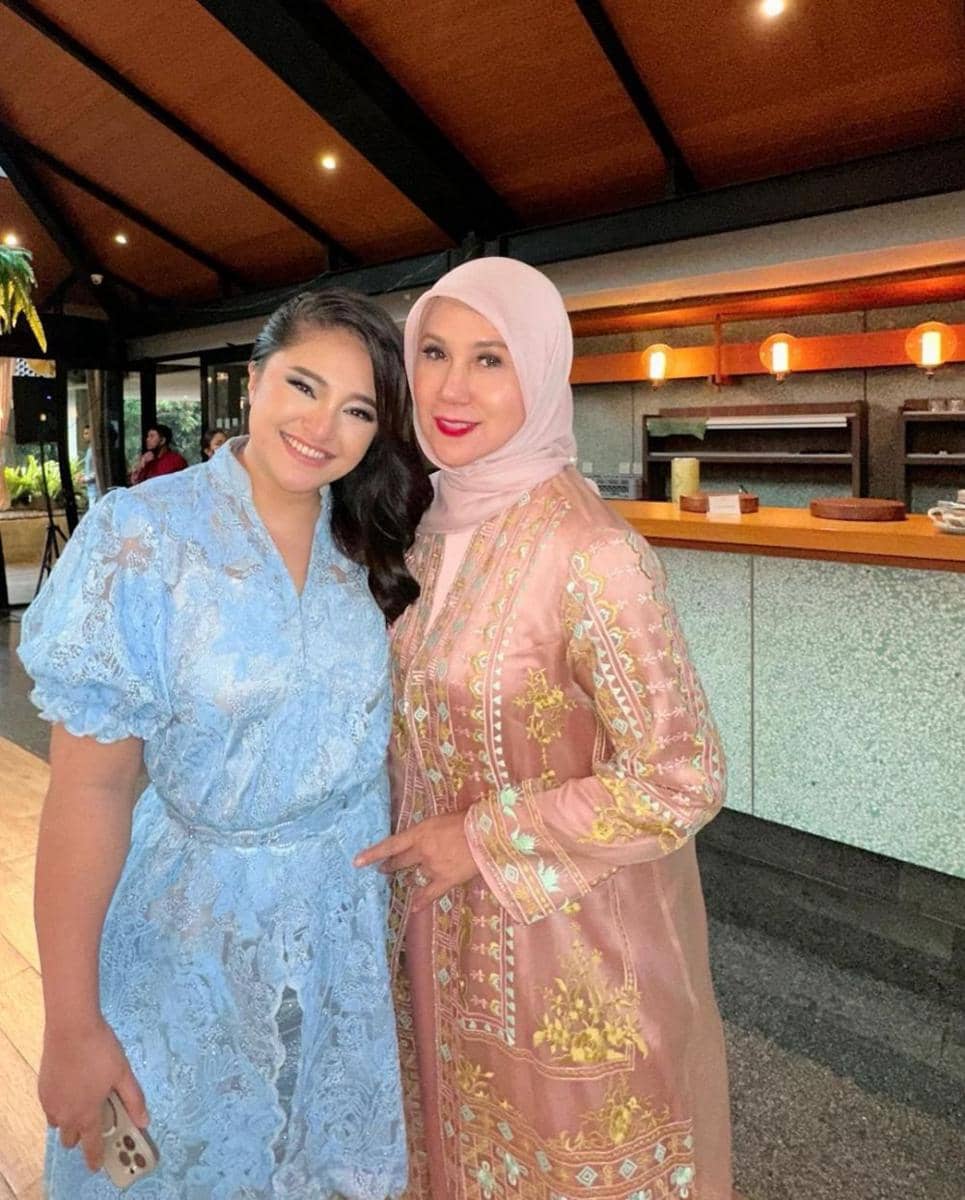 potret Marshanda di pernikahan ibunya (instagram.com/marinizumarnisreal)