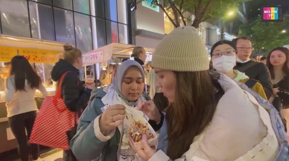 10 Momen Ayu Ting Ting Jajan Banyak di Kaki Lima dan Supermarket Korea