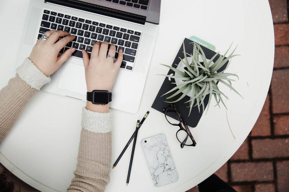 ilustrasi menulis menggunakan laptop (unsplash.com/Corinne Kutz)