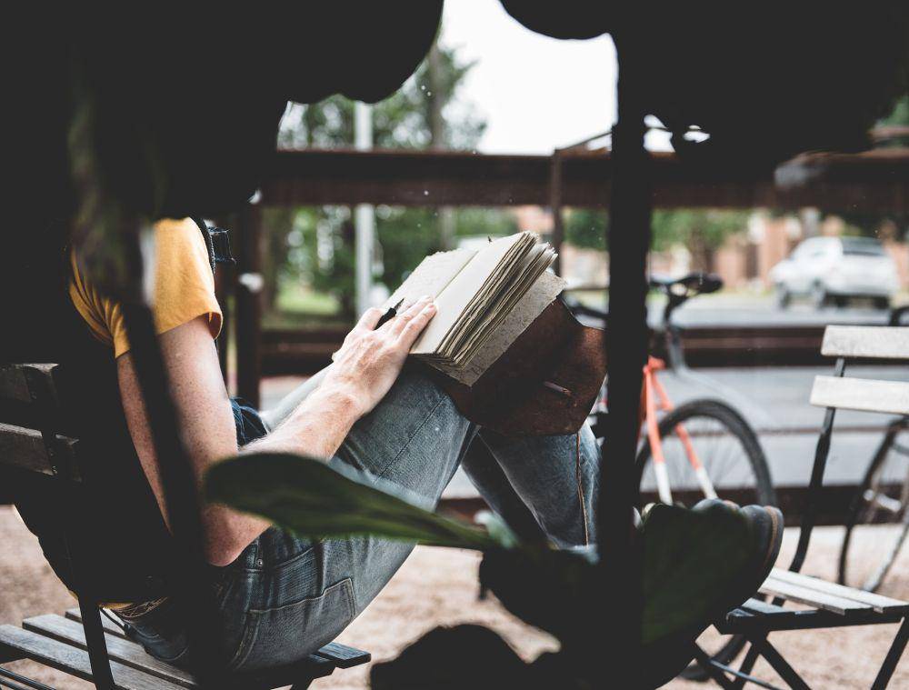Kegiatan menulis terbukti mampu mengikis stres dalam takaran tertentu. (unsplash.com/Brent Gorwin)