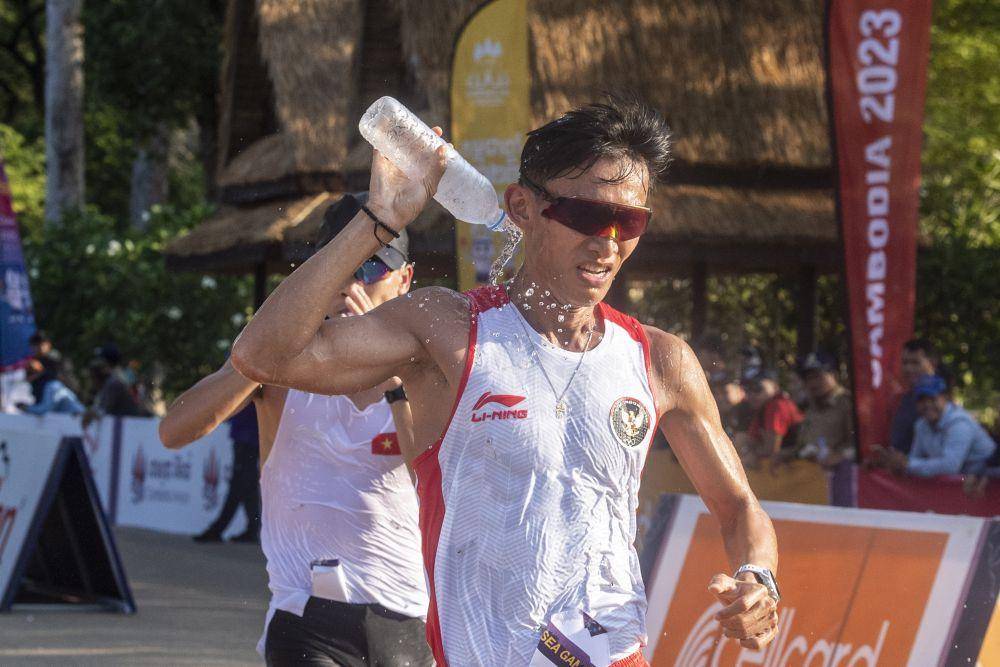 Atlet jalan cepat putra Indonesia Hendro Yap melaju pada lomba atletik nomor 20 kilometer jalan cepat Sea Games 2023 di kawasan situs warisan budaya dunia UNESCO Angkor Wat, Siem Reap, Kamboja, Sabtu (6/5/2023). Atlet jalan cepat asal Jawa Barat tersebut berhasil meraih medali emas. (ANTARA/Muhammad Adimaja/hp.)