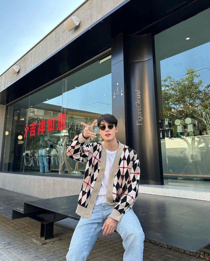 outfit white shirt ala Force Jiratchapong (instagram.com/fforce_)