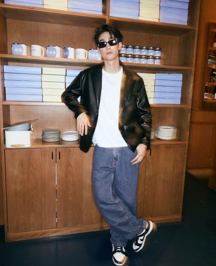 outfit white shirt ala Force Jiratchapong (instagram.com/fforce_)