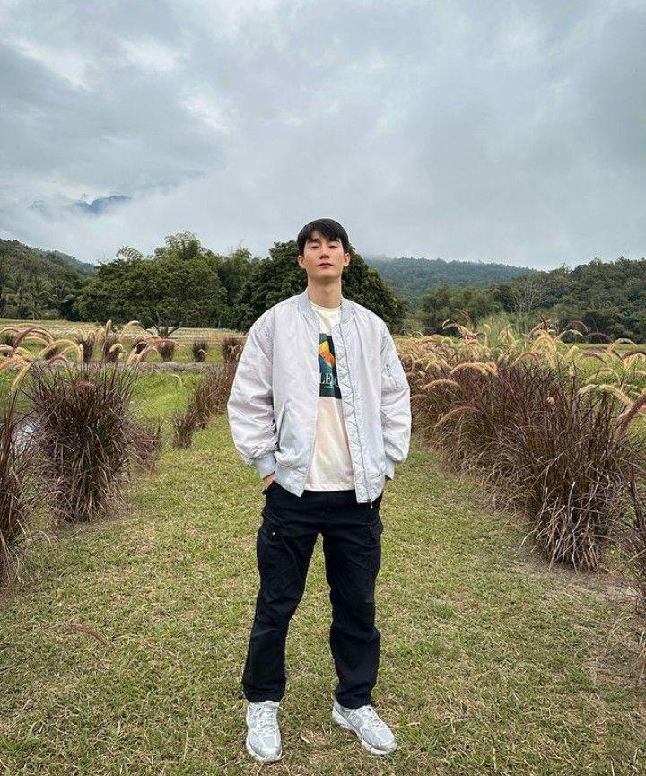outfit white shirt ala Force Jiratchapong (instagram.com/fforce_)