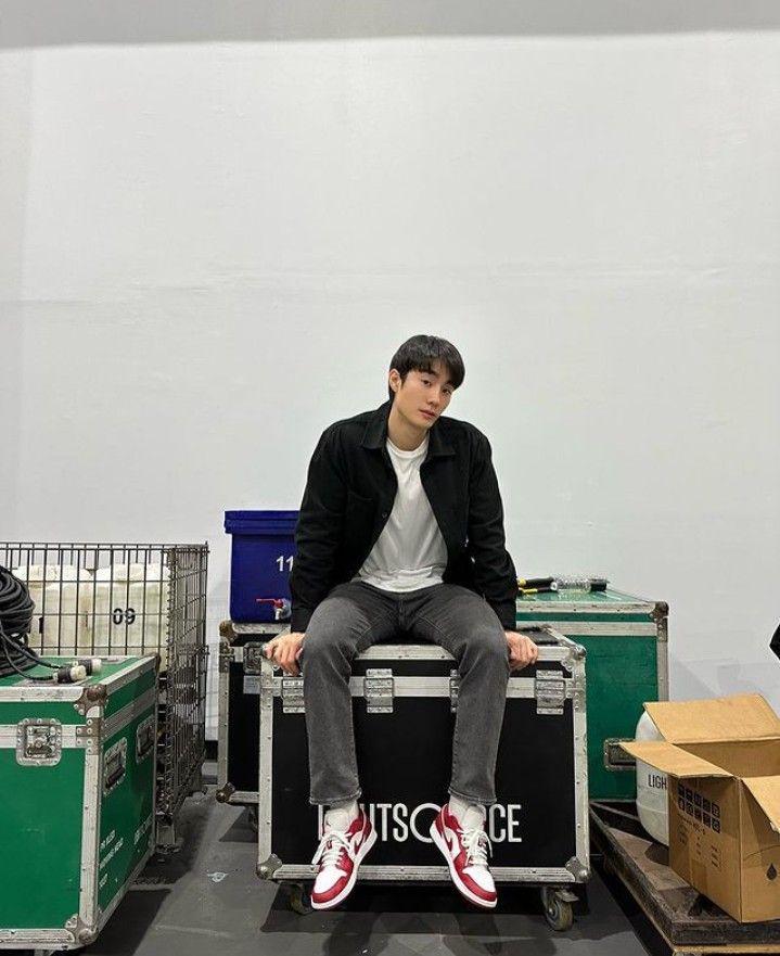 outfit white shirt ala Force Jiratchapong (instagram.com/fforce_)