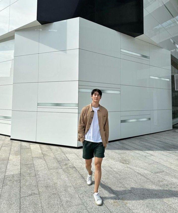 outfit white shirt ala Force Jiratchapong (instagram.com/fforce_)