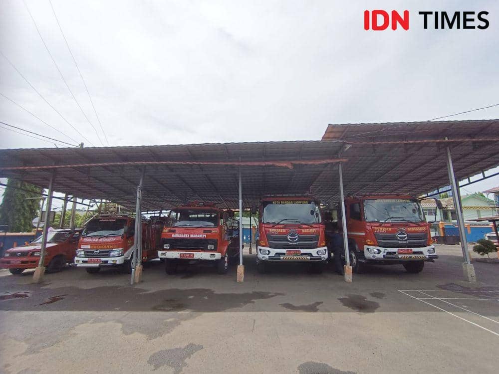 Penampakan deretan mobil pemadam kebakaran di Dinas Pemadam Kebakaran dan Penyelamatan Kota Bandar Lampung. (IDN Times/Tama Yudha Wiguna).