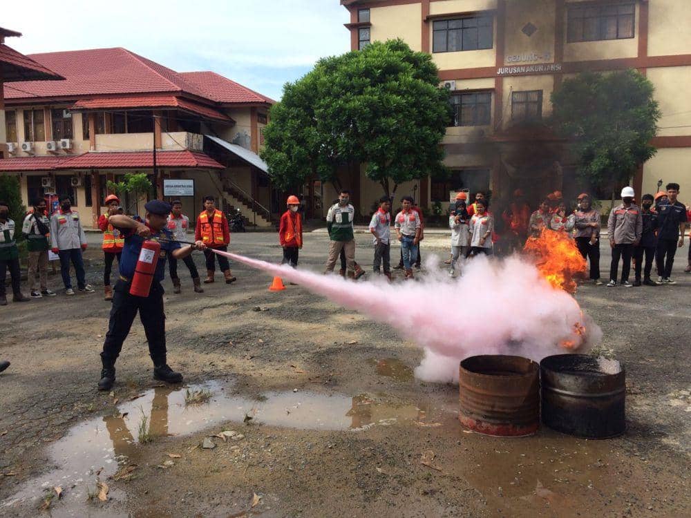 Sosialisasi penggunaan Apar yang baik dan benar.