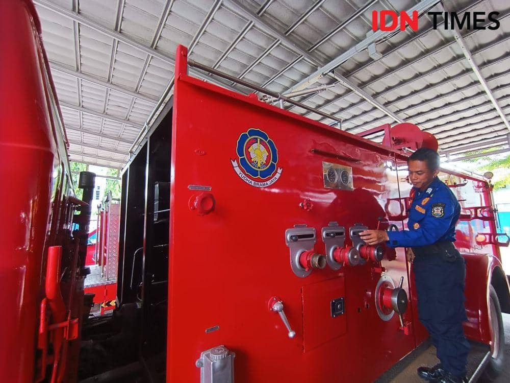 Sosok Maryani (51) petugas pemadam kebakaran Pemkot Bandar Lampung. (IDN Times/Tama Yudha Wiguna).