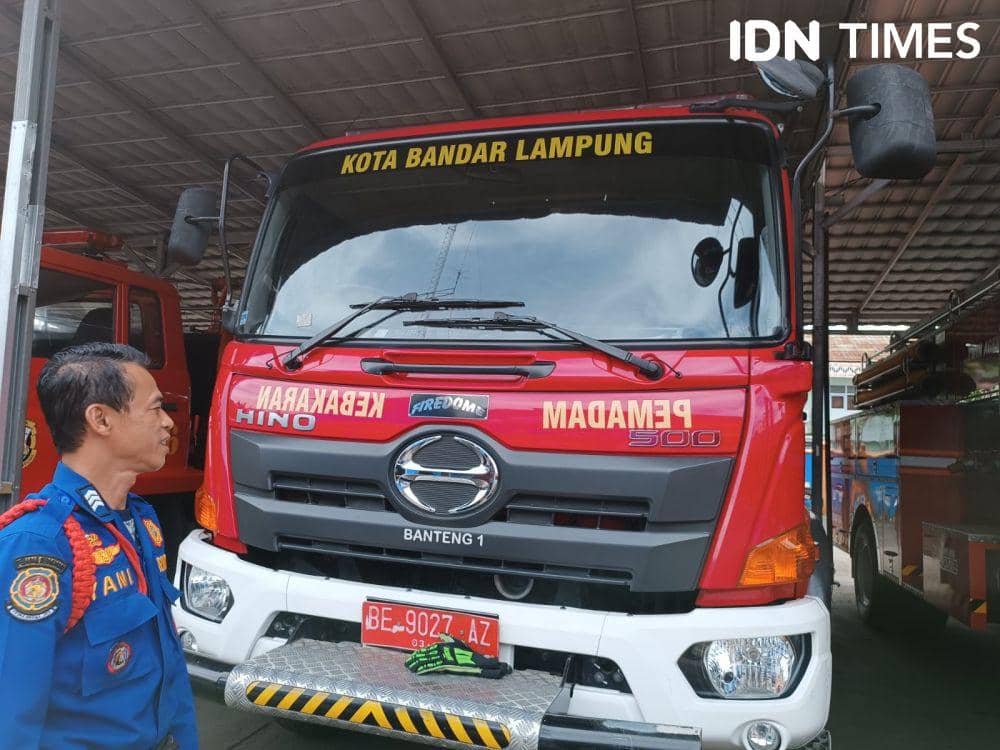 Sosok Maryani (51) petugas pemadam kebakaran Pemkot Bandar Lampung. (IDN Times/Tama Yudha Wiguna).