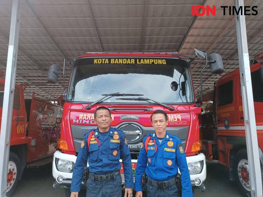 Sosok Maryani (51) petugas pemadam kebakaran Pemkot Bandar Lampung. (IDN Times/Tama Yudha Wiguna).