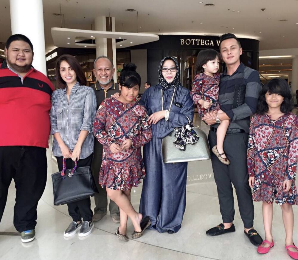 potret kenangan Ussy dengan sang adik (instagram.com/ussypratama)