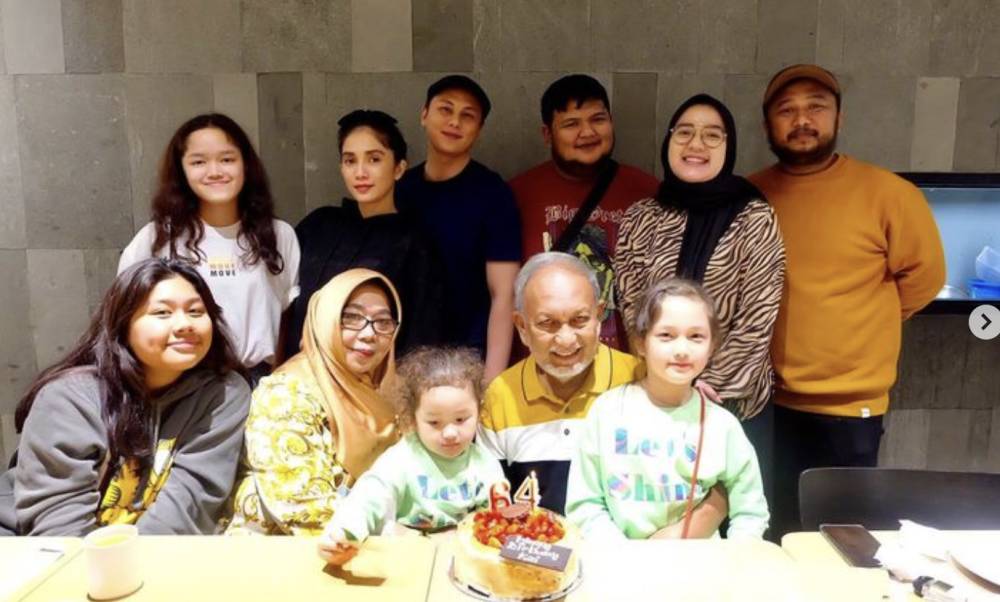 potret kenangan Ussy dengan sang adik (instagram.com/ussypratama)