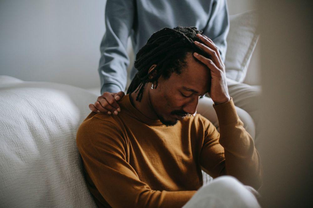 5 Cara Sederhana Hadapi Cowok Kamu saat Doi sedang Down