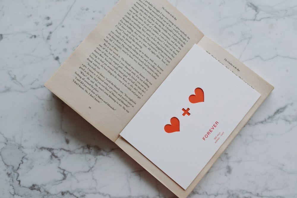 5 Zodiak Paling Jago Menulis Surat Cinta untuk Pasangan, Sweet!