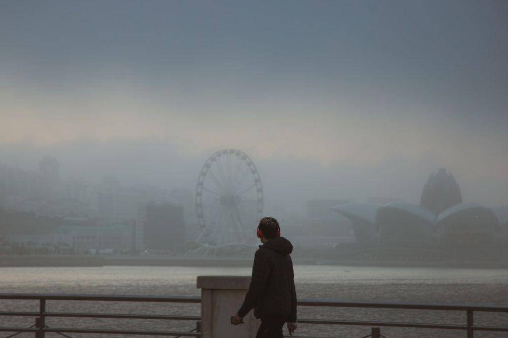 ilustrasi berjalan di kota (pexels.com/sevil yeva)