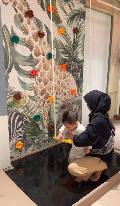 potret Rafathar dan Rayyanza main di playground kamar baru (instagram.com/shela_lala96)