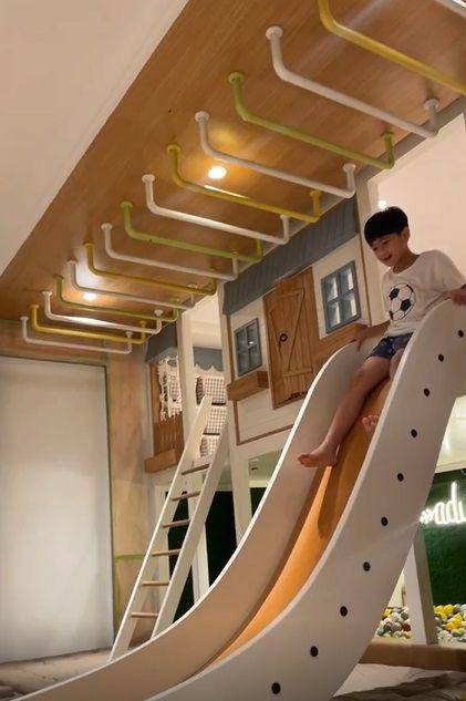 potret Rafathar dan Rayyanza main di playground kamar baru (instagram.com/shela_lala96)