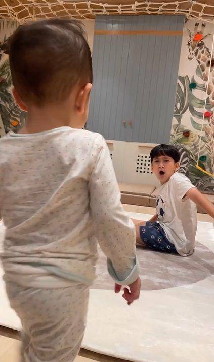 potret Rafathar dan Rayyanza main di playground kamar baru (instagram.com/shela_lala96)
