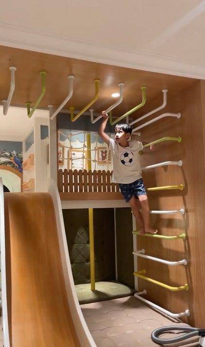 potret Rafathar dan Rayyanza main di playground kamar baru (instagram.com/shela_lala96)