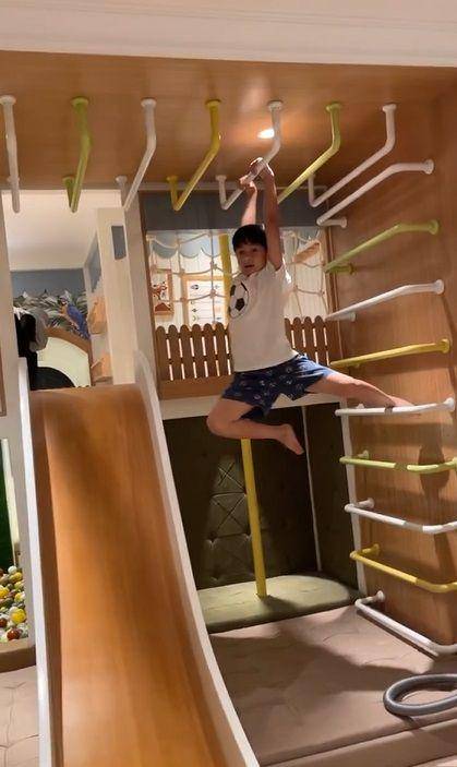 potret Rafathar dan Rayyanza main di playground kamar baru (instagram.com/shela_lala96)
