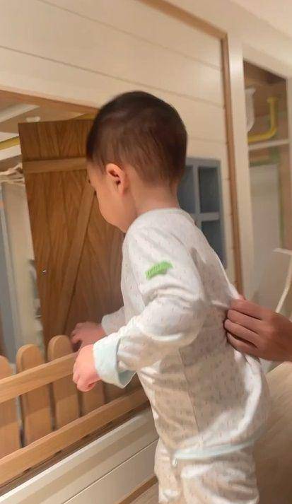 potret Rafathar dan Rayyanza main di playground kamar baru (instagram.com/shela_lala96)
