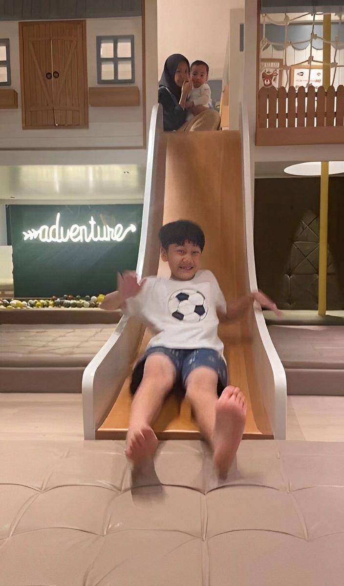 potret Rafathar dan Rayyanza main di playground kamar baru (instagram.com/shela_lala96)