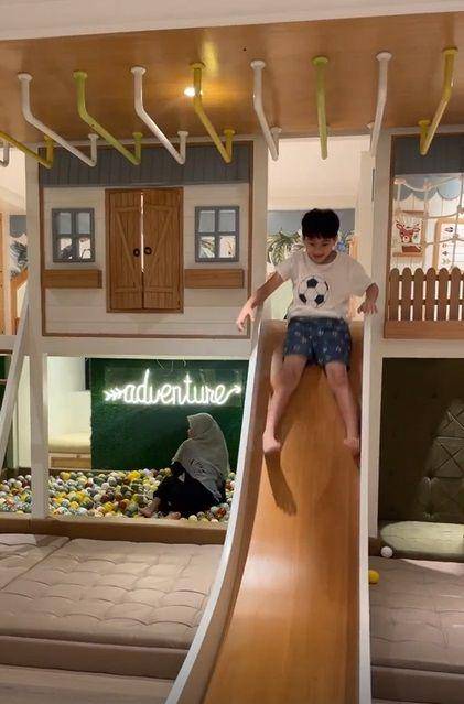 potret Rafathar dan Rayyanza main di playground kamar baru (instagram.com/shela_lala96)