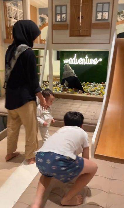 potret Rafathar dan Rayyanza main di playground kamar baru (instagram.com/shela_lala96)