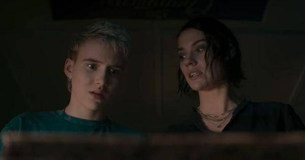 Beth menanyakan soal buku temuan Danny ( Dok. Warner Bros / Evil Dead Rise )