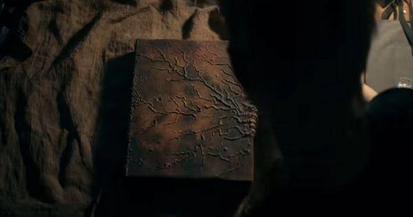 Danny menemukan buku Necronomicon ( Dok. Warner Bros / Evil Dead Rise )