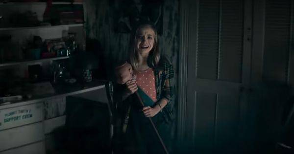 Kassie memegang senjata kesayangannya ( Dok. Warner Bros / Evil Dead Rise Red Band )