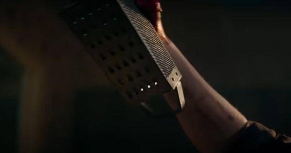 Bridget menangkap alat parut yang dilempar Beth ( Dok. Warner Bros / Evil Dead Rise Red Band )
