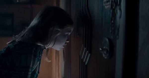 Kassie mengecek kondisi ibunya di luar ( Dok. Warner Bros / Evil Dead Rise Red Band )