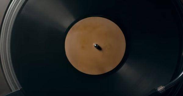 Piringan rekaman yang diputar dalam filmnya ( Dok. Warner Bros / Evil Dead Rise )