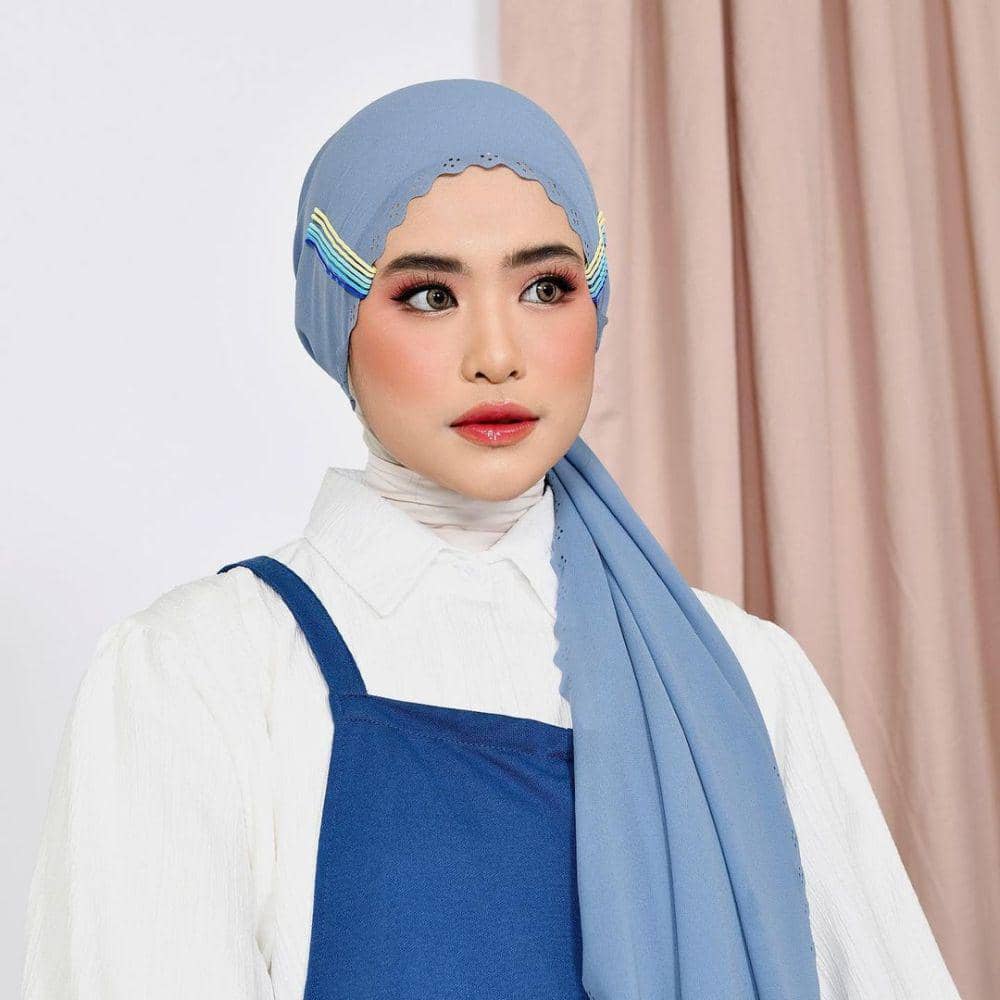 inspirasi hijab ala Azkia Akbar (instagram.com/azkiaakbarrr)