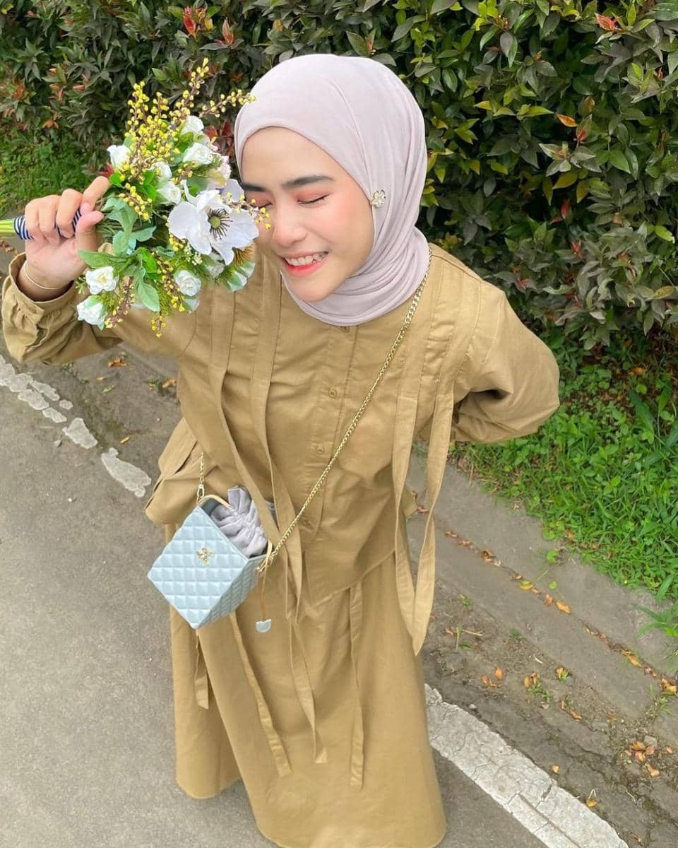 inspirasi hijab ala Azkia Akbar (instagram.com/azkiaakbarrr)
