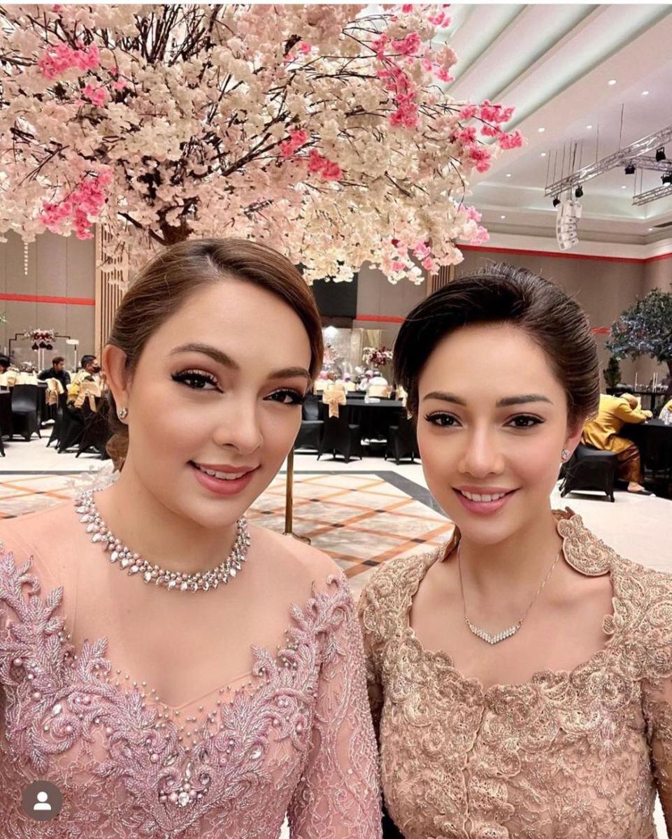 9 Potret Reisa Broto Asmoro dan Sang Kakak, Sama-sama Cerdas!
