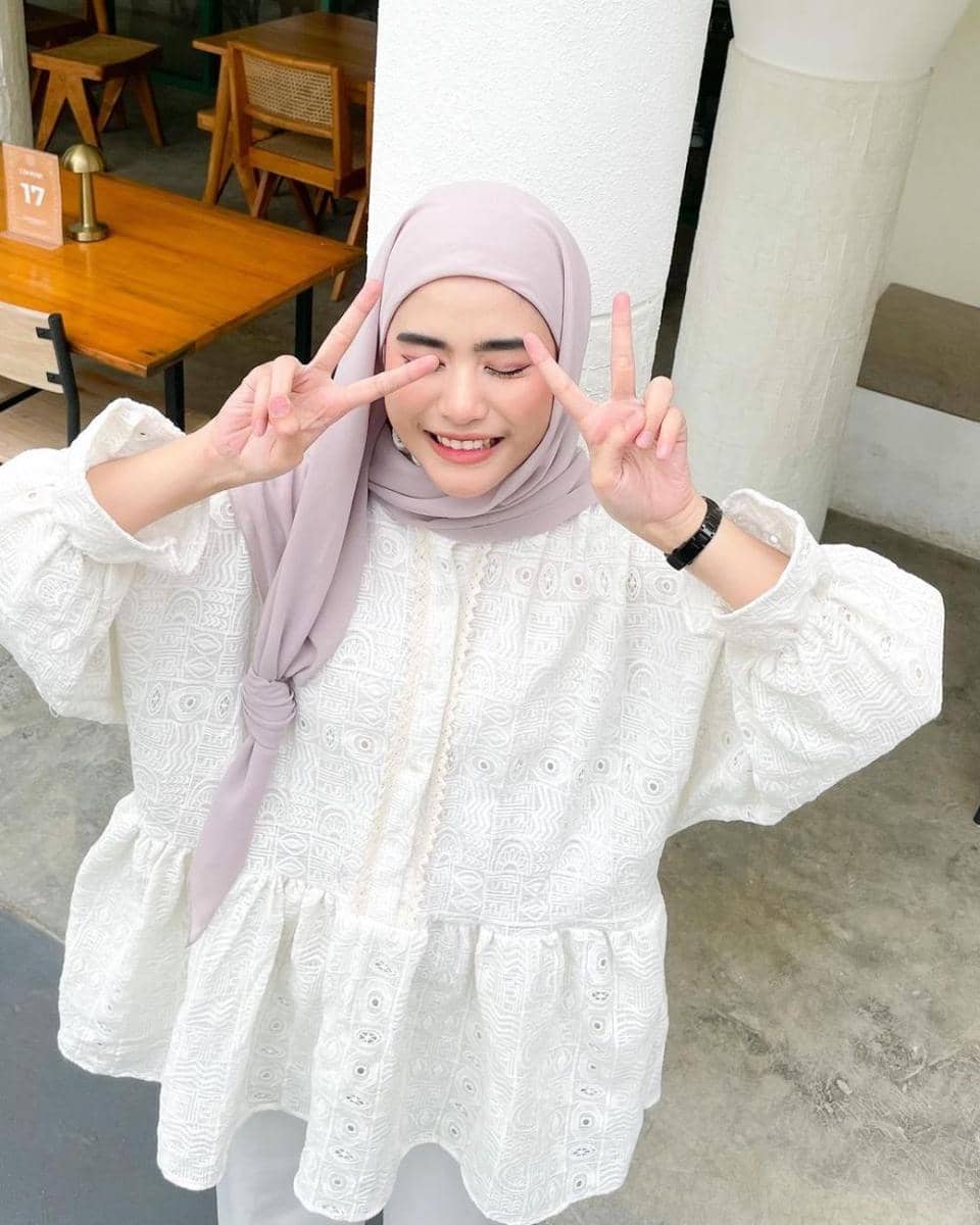inspirasi hijab ala Azkia Akbar (instagram.com/azkiaakbarrr)