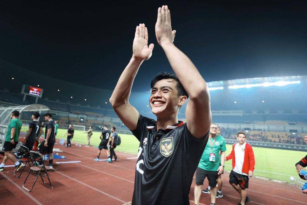 Pratama Arhan berselebrasi ke arah penonton setelah pertandingan Indonesia melawan Curacao. (instagram.com/pratamaarhan8)