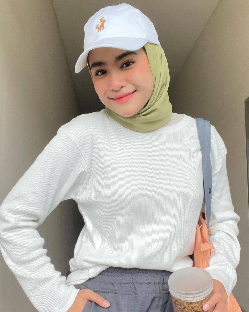 inspirasi hijab ala Azkia Akbar (instagram.com/azkiaakbarrr)